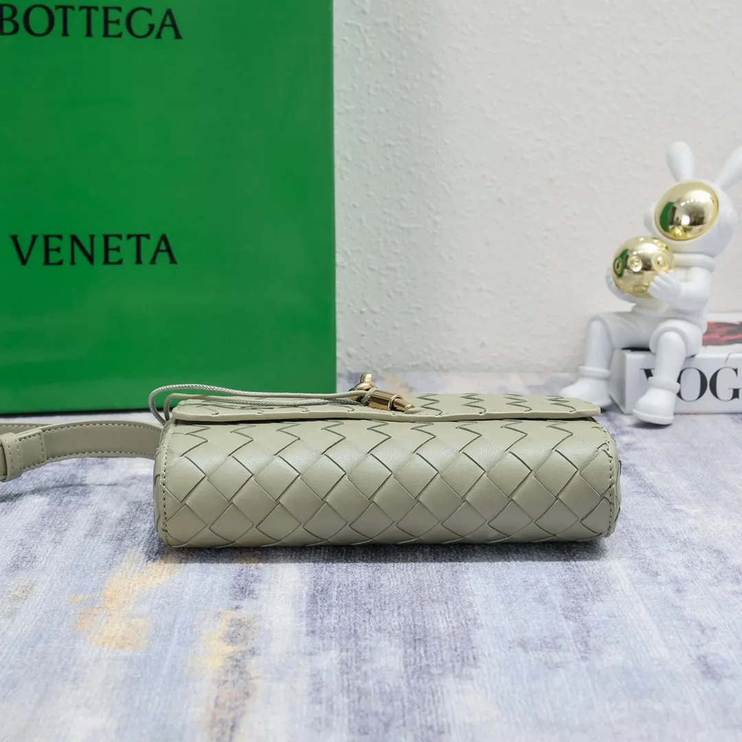 Batch 1420 Bottega Veneta's new style 🆕 mini andiamo bag is so pretty. The dark brown color is very versatile. It is high-end and casual and sexy. Andiamo is not only a commuter bag 🥰 It can be worn crossbody and carried by hand, and it is no problem to match it with evening wear. It can be matched with clothes casually, showing high-end elegance. Style number: 5545 Size: 21.5*13*4.5cm
